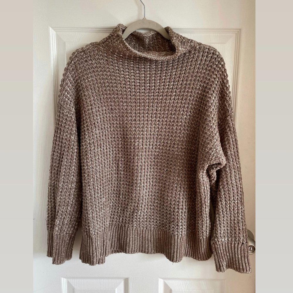 American Eagle Tan and White Knit Sweater